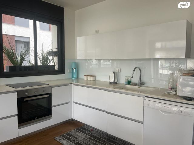 דירה, רות, חרוזים, רמת גן