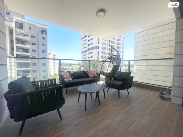 דירה, יעקב תמרי, חצרות המושבה, רחובות