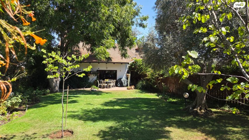 דו משפחתי, הסיגליות, חבצלת, רחובות