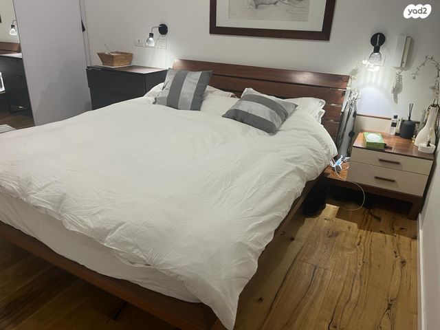 דירה, רות, חרוזים, רמת גן