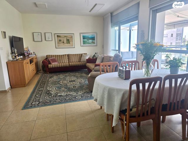 דירה, שביל הזהב, 2008, רעננה