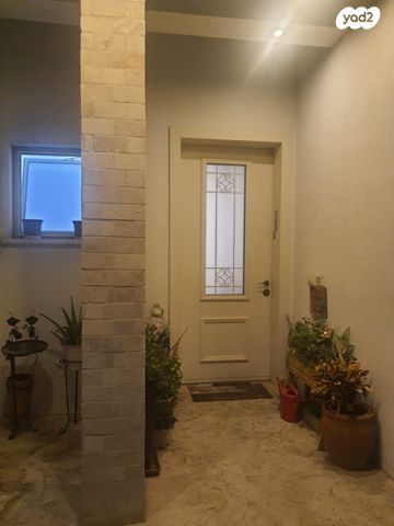 דו משפחתי, ניצן