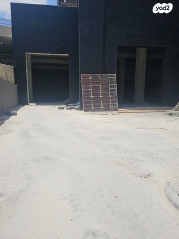 מבני תעשיה, מפעלי נחם הר טוב