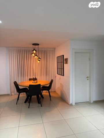 דירת גן, הרב זרביב 7, רמב"ם, טירת כרמל