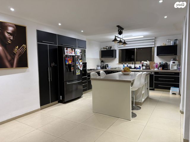 דירת גן, הרב זרביב 7, רמב"ם, טירת כרמל