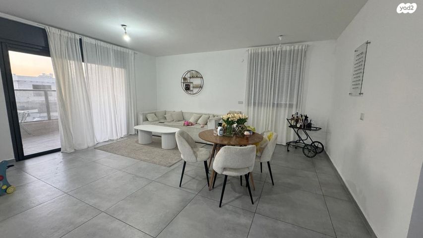 דירה, יצחק שמיר, עפולה