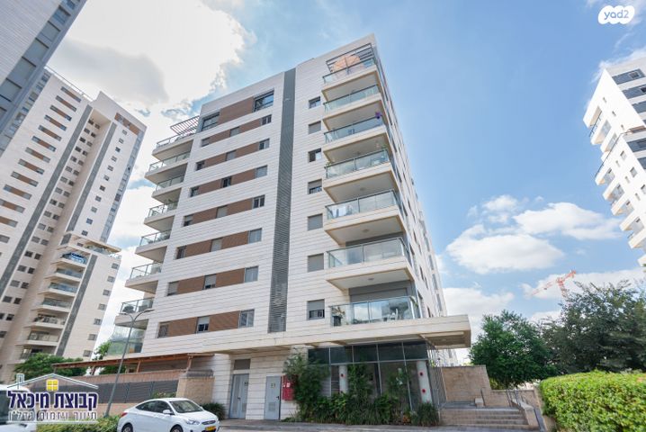 דירת גן, שייקה אופיר, פסגות אפק, ראש העין