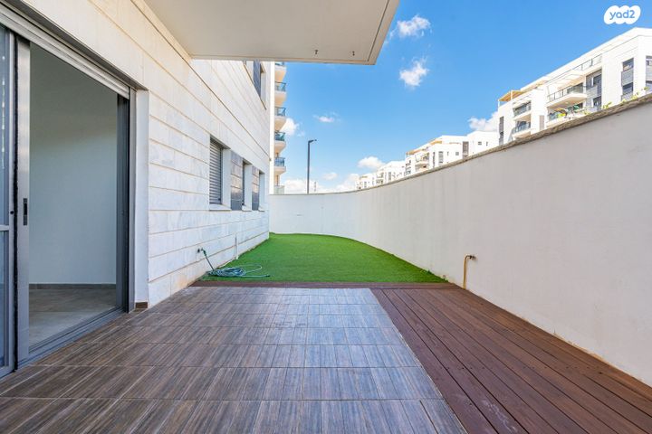 דירת גן, רקפת 13, הפרחים, חריש