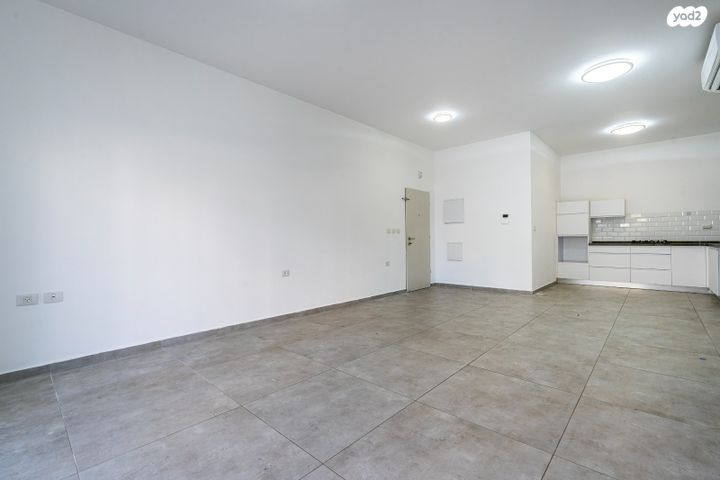 דירת גן, רקפת 13, הפרחים, חריש