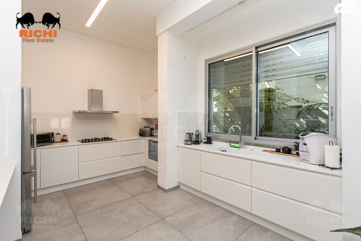 דירת גן, בנימין ד'ישראלי, אחוזה, חיפה