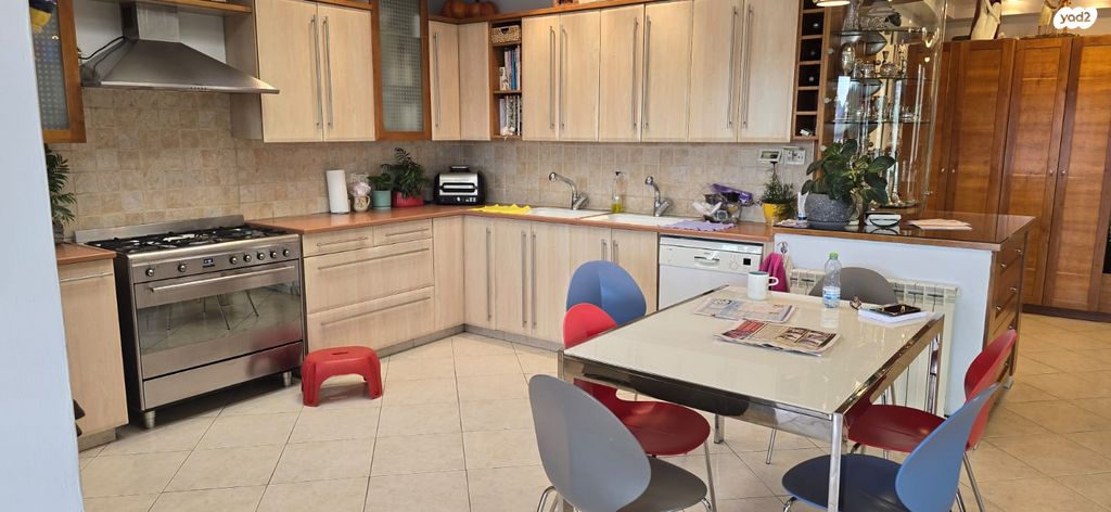 גג/ פנטהאוז, האדמו"ר מרוז'ין, ירושלים