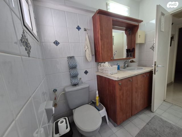 דירה, יגאל ידין, גבעתי, רחובות