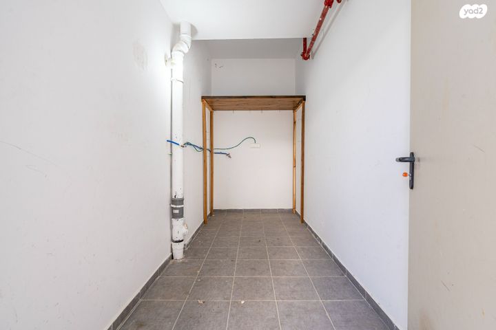 דירת גן, רקפת 13, הפרחים, חריש