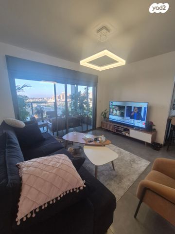 שולמית אלוני 