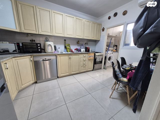 דירה, יגאל ידין, גבעתי, רחובות