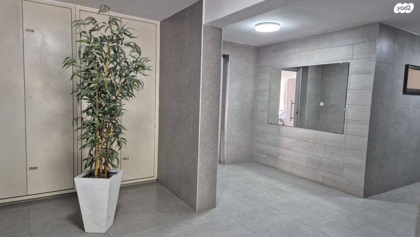 דירה, אברבנאל, רמב"ם, ראשון לציון