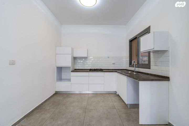 דירת גן, רקפת 13, הפרחים, חריש