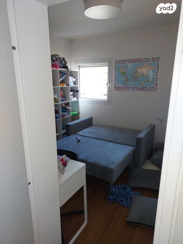 דירה, נעורים, ראשון לציון