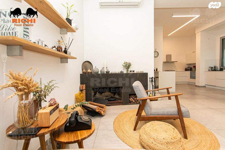 דירת גן, בנימין ד'ישראלי, אחוזה, חיפה