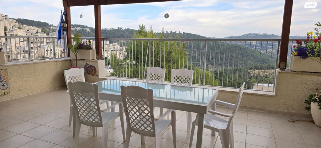 גג/ פנטהאוז, האדמו"ר מרוז'ין, ירושלים