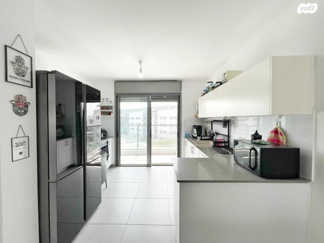 דירה, שרה אהרונסון, גדרה מזרח, גדרה