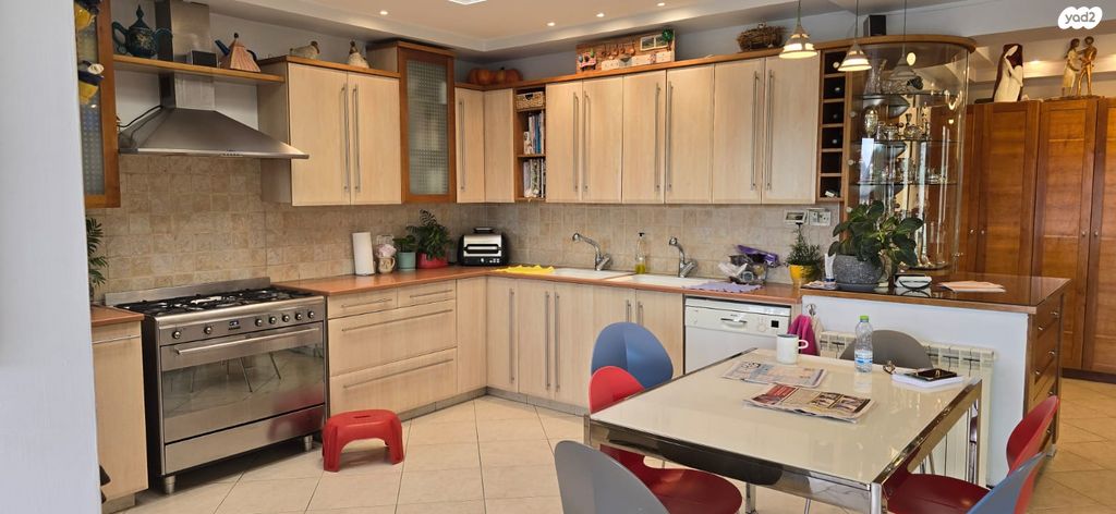 גג/ פנטהאוז, האדמו"ר מרוז'ין, ירושלים