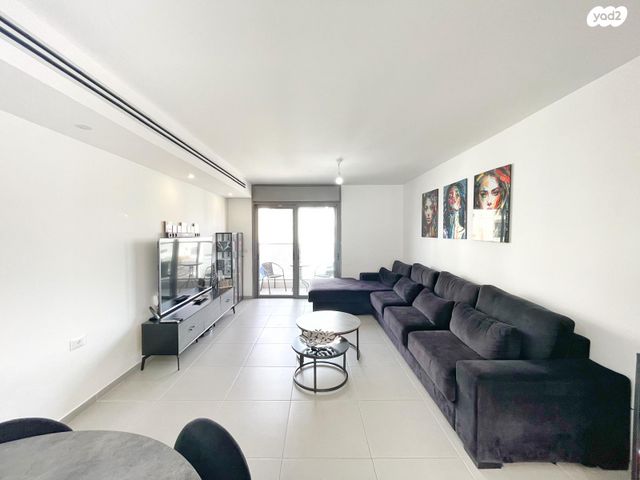 דירה, שרה אהרונסון, גדרה מזרח, גדרה