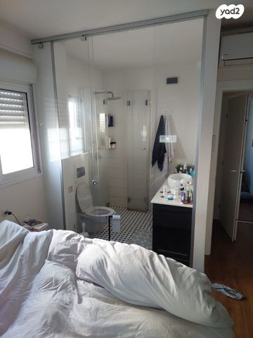 דירה, נעורים, ראשון לציון