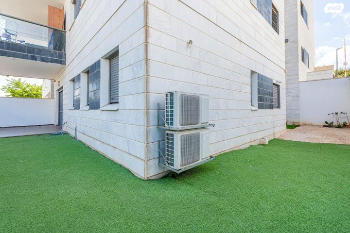 דירת גן, רקפת 13, הפרחים, חריש