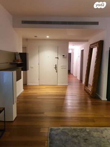 דירה, שלום רוזנפלד, הרצליה