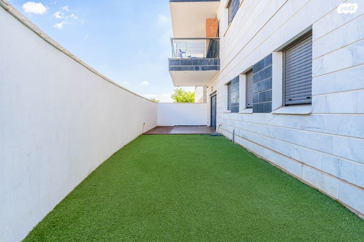 דירת גן, רקפת 13, הפרחים, חריש