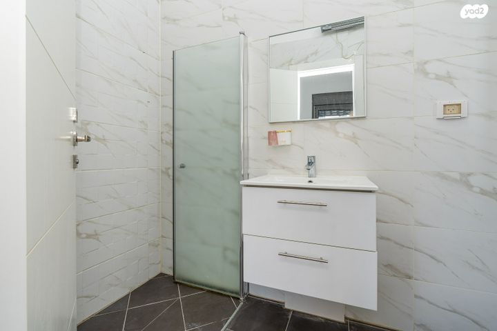 דירת גן, רקפת 13, הפרחים, חריש