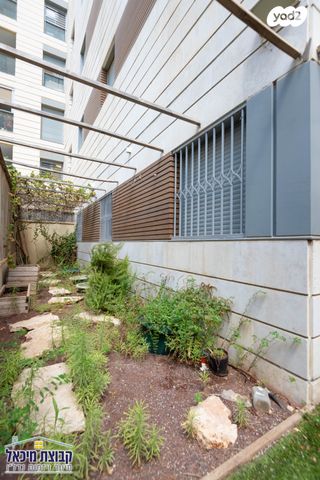 דירת גן, שייקה אופיר, פסגות אפק, ראש העין