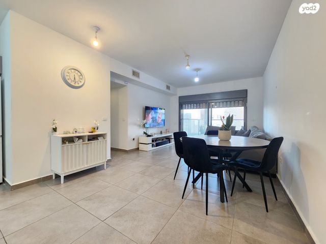 דירה, אבני חן, חריש