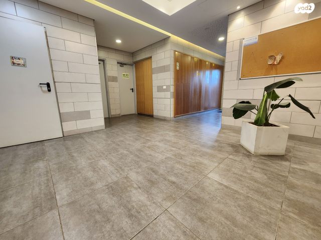 דירה, אבני חן, חריש