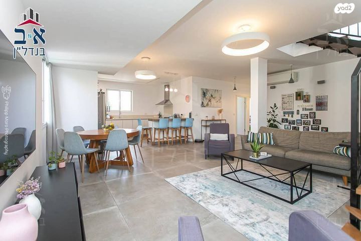 דירה, כיכר הרקפות, כרמל מערבי, חיפה