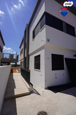 דו משפחתי, תל מונד