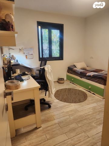 דירת גן, שדרות איינשטיין, יסודות, בני ברק