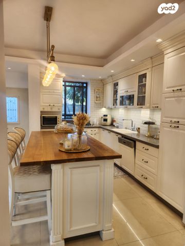 דירת גן, שדרות איינשטיין, יסודות, בני ברק