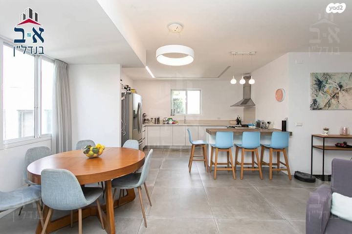 דירה, כיכר הרקפות, כרמל מערבי, חיפה