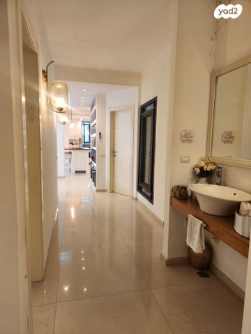 דירת גן, שדרות איינשטיין, יסודות, בני ברק