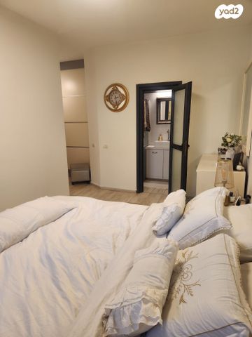 דירת גן, שדרות איינשטיין, יסודות, בני ברק