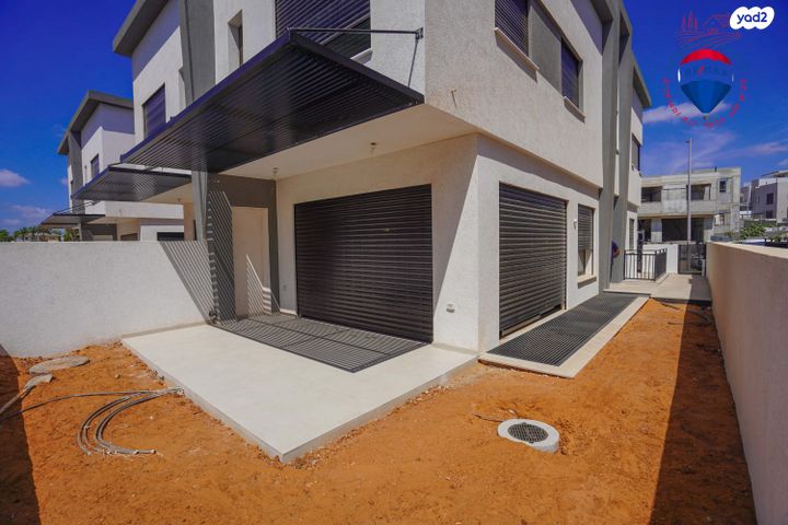 דו משפחתי, תל מונד