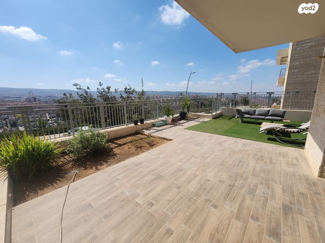 דירת גן, עגור, סנסן, צור הדסה