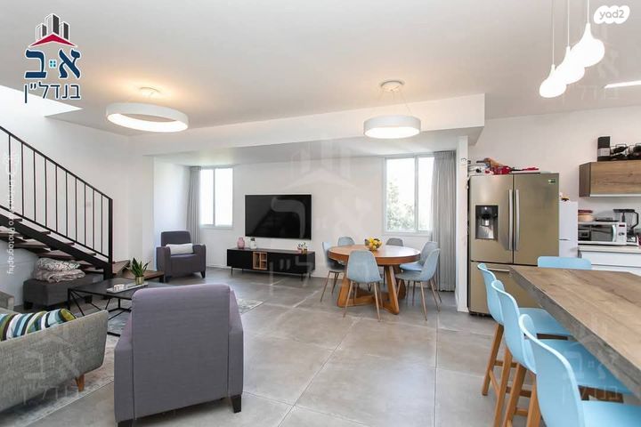 דירה, כיכר הרקפות, כרמל מערבי, חיפה