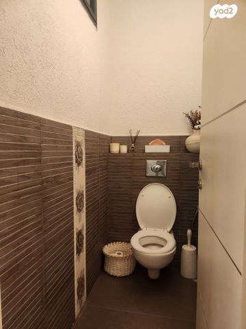 דירת גן, שדרות איינשטיין, יסודות, בני ברק