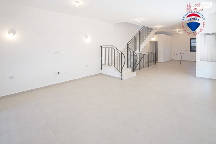 דו משפחתי, תל מונד