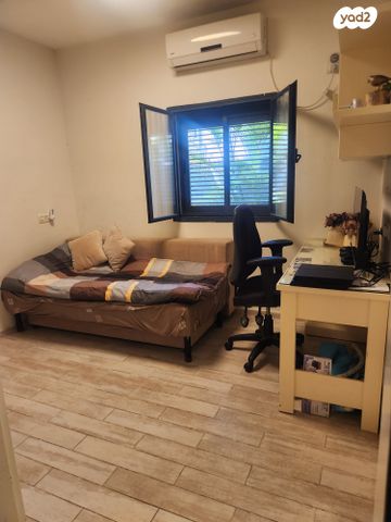 דירת גן, שדרות איינשטיין, יסודות, בני ברק