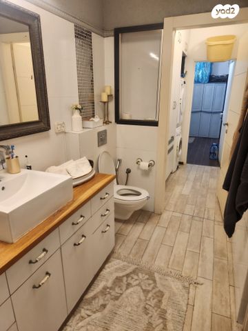 דירת גן, שדרות איינשטיין, יסודות, בני ברק