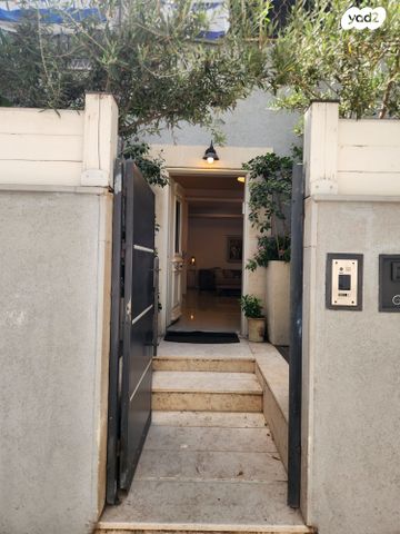 דירת גן, שדרות איינשטיין, יסודות, בני ברק